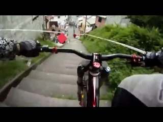 Экстремальный спуск на велосипеде