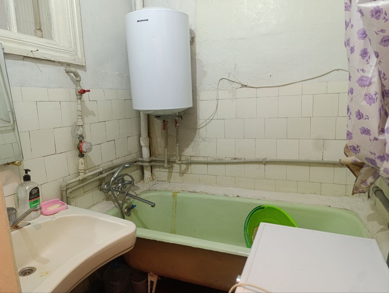 Продам 3-х комнатную квартиру в самом центре Луганска! Квартира расположена напротив Храма Иконы Божьей Матери на 2 этаже 4-х этажного дома. Сталинка, высокие потолки - 3 метра. Кирпичный дом, не угловая. Площадь квартиры - 71 кв.м. Комнаты изолированы, санузел раздельный. Окна металлопластиковые. Окна выходя...