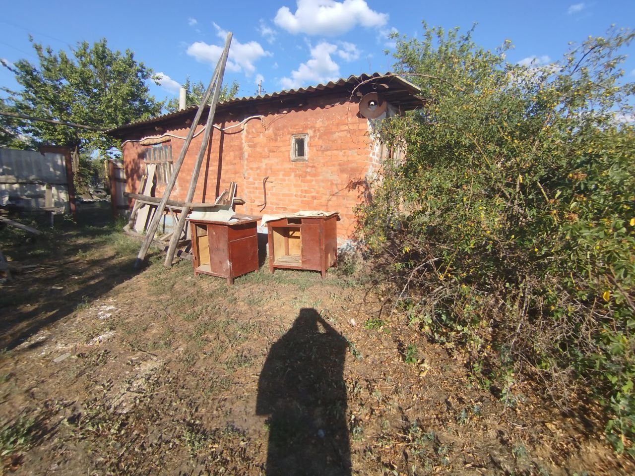 🏡 Земельный участок в центре Станицы Луганской
📏 Площадь: 9,25 сотки (приватизированная земля)
🔒 Участок огорожен
⚡ Коммуникации: газ, свет, вода...