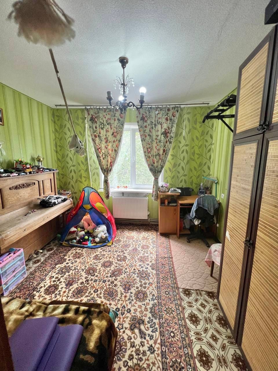 Продам 4-кк с АВТОНОМНЫМ ОТОПЛЕНИЕМ на кв Якира ( район маг. Универсам 1) 4 этаж 9-го дома. Дом полностью был отремонтирован в 2024 году. Общая площадь 80,4 м 2. В квартире жилое состояние. Окна и балконная рама м/п. Отличное месторасположение . Рядом остановка транспорта с очень хорошей развязкой, магазины, ...