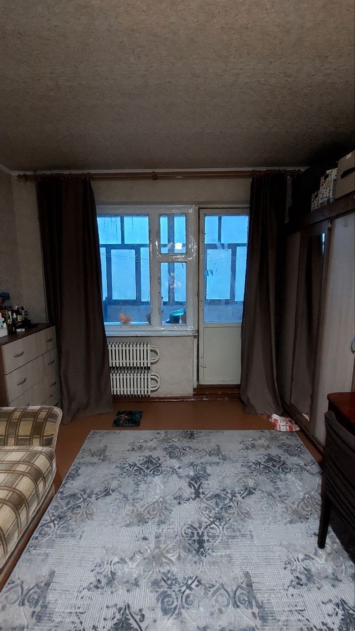 Продам 2х комнатная квартиру квартал Ольховский 2/9 эт дома, 54/38/7,5 улучшенной планировки, дом 13, жилое состояние, м/пл разводка, в кухне пласт окно, счетчики на газ, воду, частично мебель, балкон застеклен, чистый подъезд, подвал в порядке, рядом ледовая арена, две школы, магазины, кольца квартала мирный...