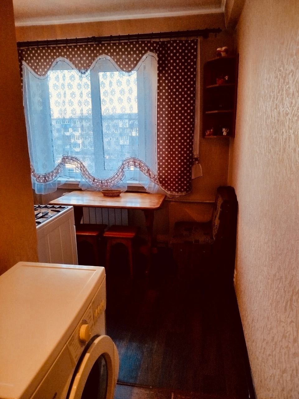Объект 1183 Продаётся 1 к. квартира в г.Алчевске по ул.Липовенко р-н Шпиля. 4/5 этажного дома. Теплая, не угловая. ОП - 29 кв, кухня - 6 кв. Балкон с заменой каркаса, утеплен мин. ватой, снаружи обшит сайдингом, изнутри пластик, есть подсветка. На балконе и во всей квартире пластиковые стеклопакеты. Полы в кв...
