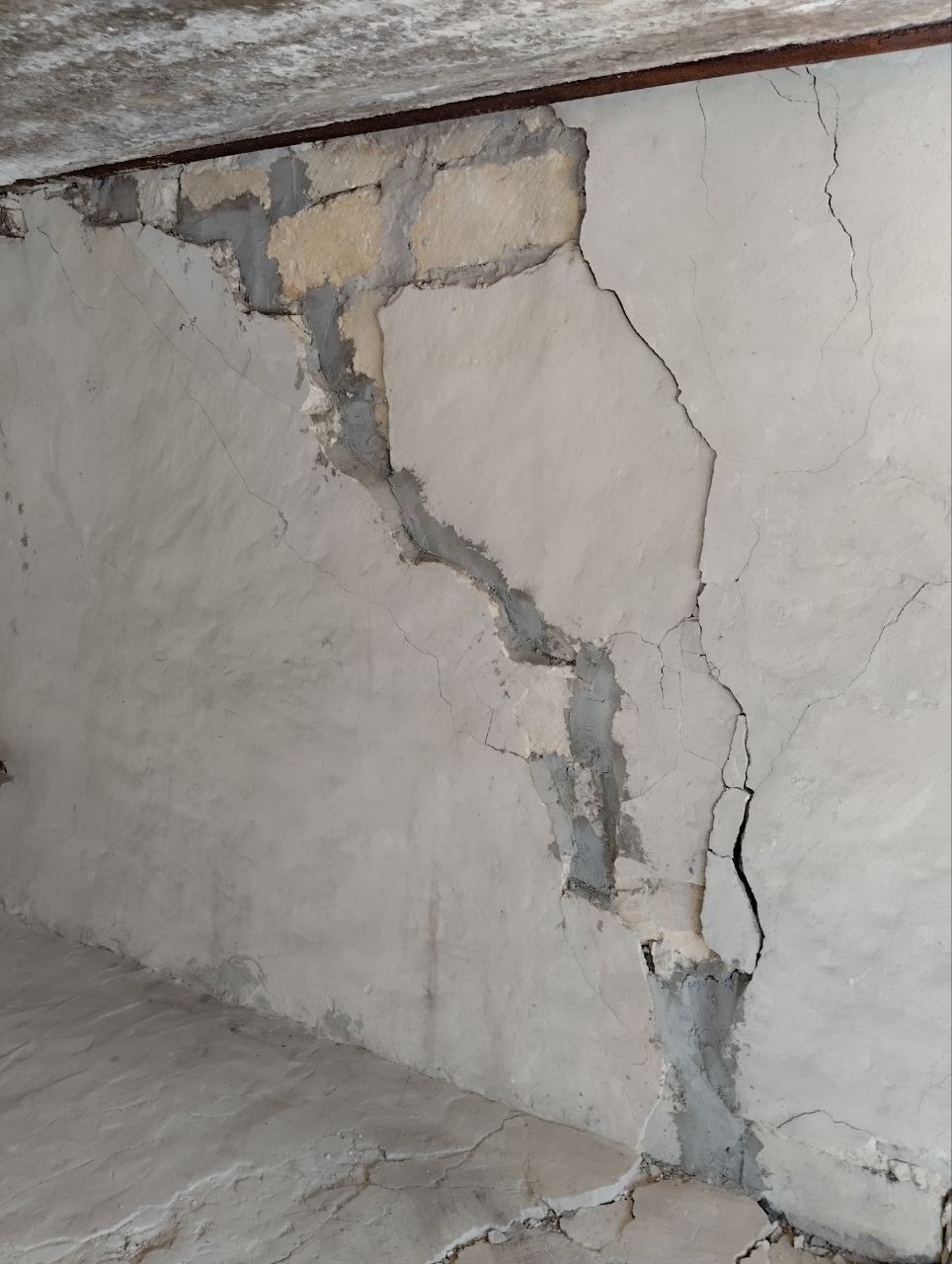 Продам ГАРАЖ в кооперативе Спутник камброд, район парка Горького, выше магазина Звездочка. Ближайший кооператив для жителей центра города, особенно когда откроют мосты. Состояние нормальное, крыша хорошая, не течет - сухой. Расположен примерно в средине кооператива, охраняется 24\7. Ямы и подвала нет, долгов ...